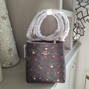 New COACH Town Bucket Bag In Signature Canvas With Valentine Heart Petal Print